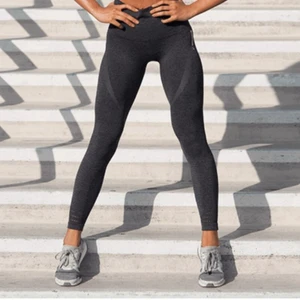 Gymshark  - Tights från Gymsharks första kollektion med konturer under rumpan och på låren. Storlek S. I nyskick, köpare står för frakt, skriv ifall ni har frågor eller vill ha fler bilder