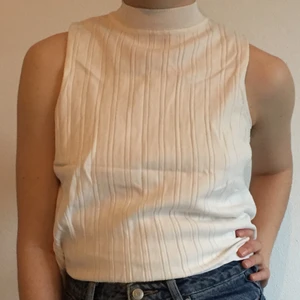 Vitt armlöst stickat linne - Fint vitt armlöst linne som är stickat. Bra skick. Storlek M. Köparen står för ev. frakt men kan även mötas upp i Malmö.