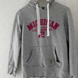 Hoodie - För liten för mig nu. Står i storlek L men skulle säga att plagget passar en S bättre