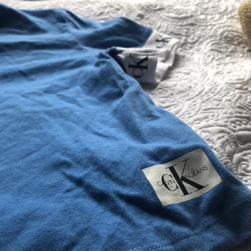 En blå kroppad Calvin Klein t hurt i strlk s, sitter super fint. 200kr+frakt ❤️❤️. T-shirts.