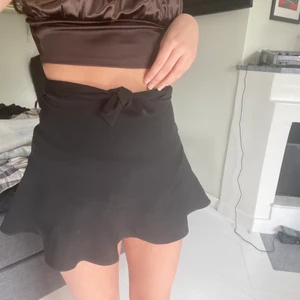 Svart volangkjol zara - Säljer min super söta populära svarta volangkjol från Zara. Helt slutsåld och perfekt till sommaren! 