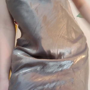 Silvrig långklänning  - Långkänning med djup rygg, ny med lappen kvar! Köpt här på plick, men kommer från H&M. Tyget känns lite plastigt, och säljer då ryggen var lite väl öppen för mig! Står storlek 38 men tror den funkar på typ alla då man justerar banden själv (exempelvis har jag ibland storlek 42). Gratis frakt! 🥰