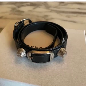 Balencia Armband - Säljer detta as snygg balenciaga armband, säljer då det är lite för litet för mig! Kvitto finns ej men box medföljer och är helt äkta! 