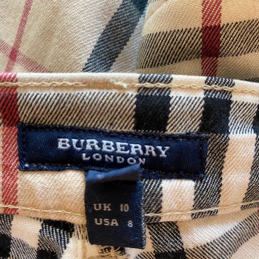 Burberry unisex byxor (bootcut) köpta från burberry i Milano. Använda men i gott skicka UK size 10 (small). Jeans & Byxor.