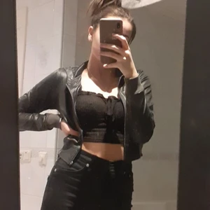 Kofta - En kofta i svart ser lite shine ut, väldigt mjuk o skön, säljs pågrund av aldrig kommer till andvändning, från gina tricot, råkat ta sönder själva dragkedjan man drar up och der men går fortfarande att stänga och öppna som vanligt