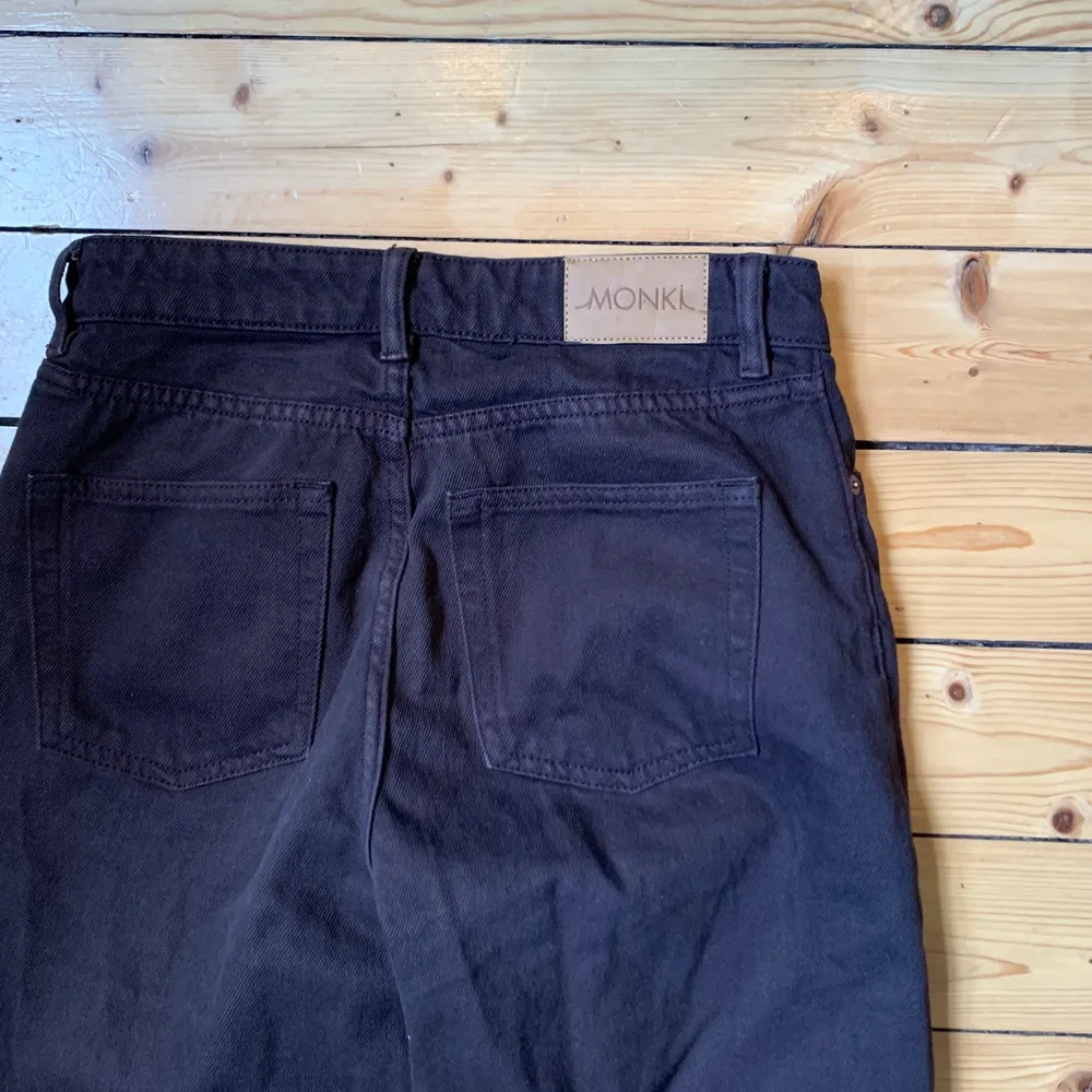 Lånad bild. Trendiga jeans från Monki i strl 27. Nypris 400kr. Använda 1 gång . Jeans & Byxor.