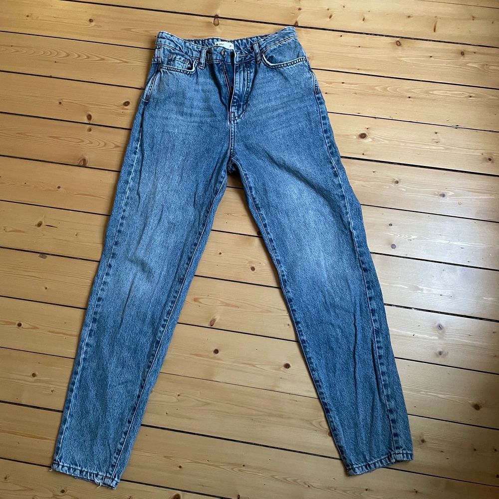 Mom jeans ifrån Gina tricot i strl 34, säljer pga för små. Köparen står för frakten❤️. Jeans & Byxor.