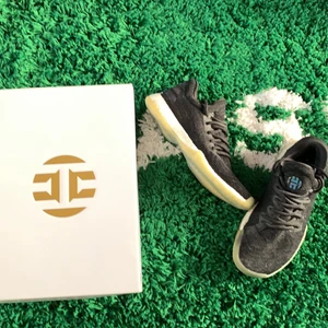 Adidas Harden vol.1 lifestyle primeknit basketsko - Adidas Harden vol.1 lifestyle primeknit basketsko. Size eu 40/ us 7. Nypris 2000kr. Mitt pris 400kr. Glow in the darl sula. Släpptes 2017.