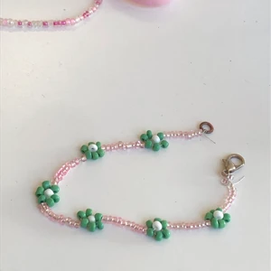 Pärlarmband  - Egengjort pärlarmband med blommor. Glaspärlor och porslinspärlor💕 Finns i andra färger också! Buda från 15kr💗