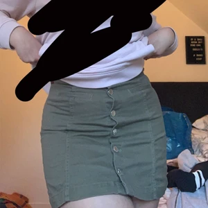Kjol i storlek S💖 - Militär grön kjol med knappar där fram. Använd cirka 3 gånger i storlek S💕🌸