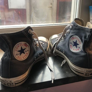 Converse - Mörkblå converse i storlek 39. Lite smutsiga samt lite slitna på märket och inuti vid högra hälen. Utöver det är de väldigt fina. Köparen står för frakten💞