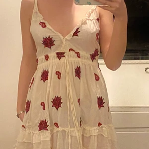 Odd Molly klänning  - Väldigt söt odd molly klänning, använd någon gång. Väldigt fint skick, däremot känns den lite genomskinlig. Rökfritt men djur finns i huset