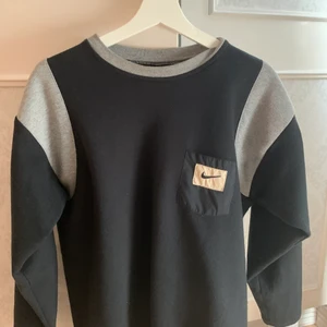 Sweatshirt från Nike  - Säljer min sweatshirt från Nike, köpt på Beyond Retro förra året 🤍🤍  Tröjan är i storlek S, men oversized