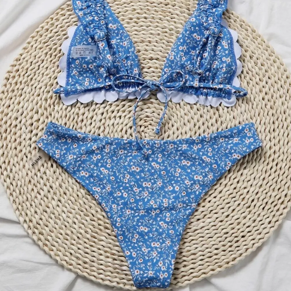 Säljer denna somriga blå bikini med volanger då den tyvärr var för liten för mig✨ helt oanvänd✨ sista bilden lånad✨. Övrigt.
