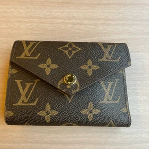 louis vuitton - Hejsan!  dags sälja min plånbok LV, dock hittar jag ej kvitto där efter lågpris! Har allt tillbehör kan mötas upp Halmstad eller Falkenberg annars skickar jag de spårbar 1800kr !!! 