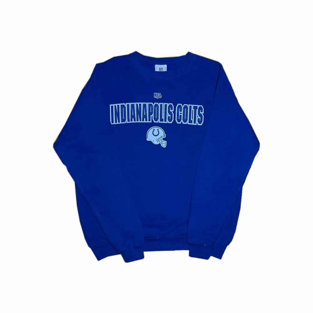Vintage Indianapolis Colts Sweatshirt   Storlek  M/L Measurements: Length - 72 cm Pit to pit - 61 cm  (Modellen är 170 cm lång och har vanligtvis storlek M)  Condition: Vintage (9/10)  (Pris -370kr). Tröjor & Koftor.