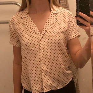Blus från Nelly i storlek 34 - Plagget är ca ett år gammal och nästan oanvänd! Blusen är i storlek 34 / S
