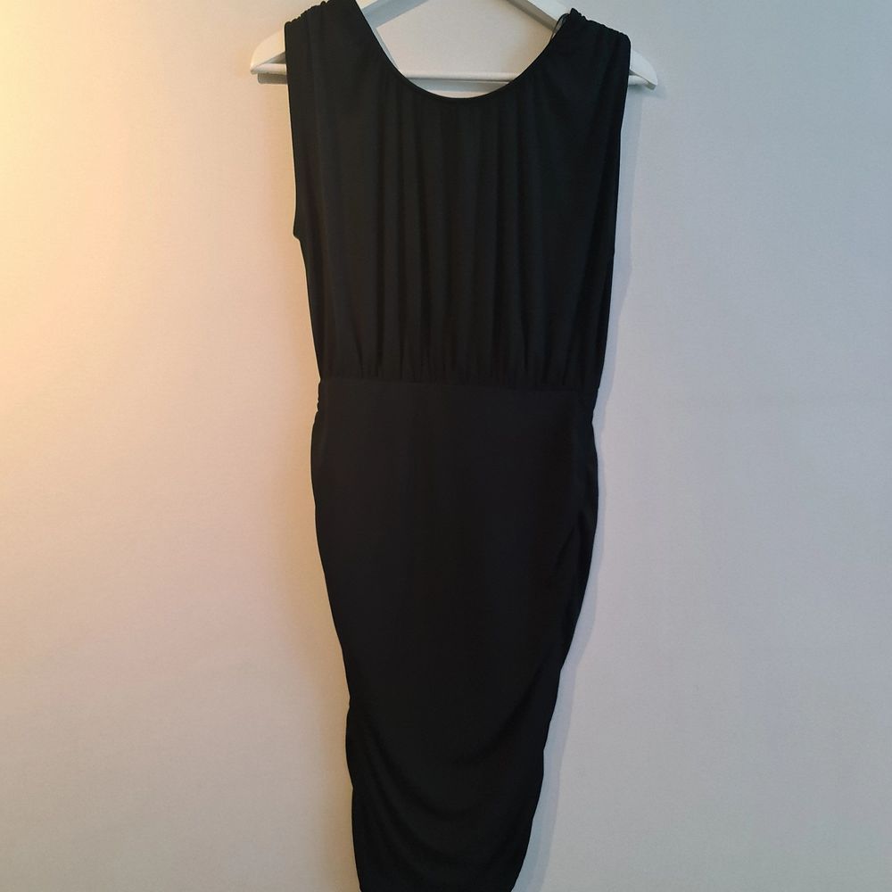 Säljer en svart enkel klänning i fint skick, från Ginatricot i storlek S, har endast använts en gång. . Klänningar.