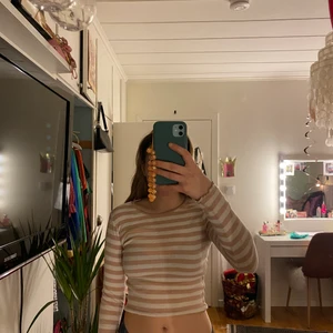 Randig croppad tröja💗 - Jättefin croppad rosarandig tröja med volang i ändarna. ❤️💗❤️💗