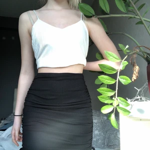 Kjol - Jättefin veckad kjol som man kan justera längden på genom att dra i snörena som hänger i sidorna. Perfekt nu till sommaren. Den kommer inte till användning så därför säljer jag den💕