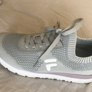 Fila skor  - Använda 2 ggr men de är för små. Superfina vårskor från fila. Nypris 500. Storlek 36