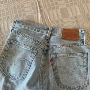Levisjeans - Boyfriend-modell. Storlek 23 i midjan men skulle säga att de även passar någon med storkek 25, eftersom att de är lite för stora för mig som har 24 i midjan. Nypris 1149 kr❤️buda gärna i kommentarerna!