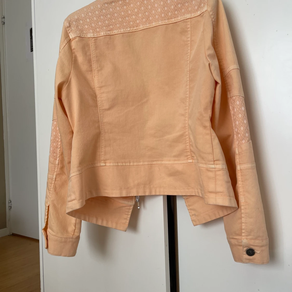 Detaljerad, fin jacka  - 90