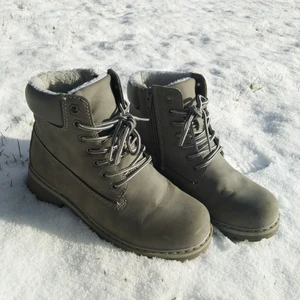 Gråa finskor  - Gråa finskor med mjuk fordring inuti, storlek 38 🥰 sparsamt använda då de verkligen inte är min stil! Frakt tillkommer 💕