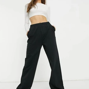 Byxor - Säljer dessa helt oanvända byxor från asos med lappen kvar! Frakt tillkmr😚