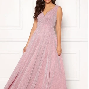 Balklänning  - Säljer min fina långa rosaglittriga balklänning med slit från bubbleroom. Tyvärr oanvänd pga inställd bal men jag hoppas att den kan komma till ny användning ❌Lånad bild, skriv för fler bilder