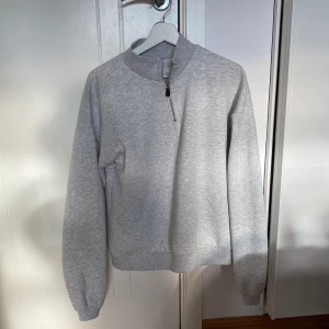 Sweatshirt  - Grå sweatshirt från Nelly. Sparsamt använd 