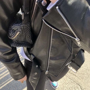 Skinnjacka  - Skitsnygg skinnjacka, säljer pågrund av att jag köpt en ny. Storlek M köpte helt ny! 