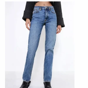Mid Rise straight zara jeans - Säljer mina mina straight mid Rise jeans från zara, som är använda ca 5 ggr!! Sjukt snygga!