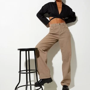 Jeans - Ett par nya motel rocks jeans i modellen Paralelle i storlek XS/31L. Är i en väldigt fin brun/beige färg🤎Säljer tyvärr för att de var en aning förstora för mig 🥺 Orginalpris €77 mitt pris 420kr. Kan mötas upp i Stockholm annars står köparen för frakten