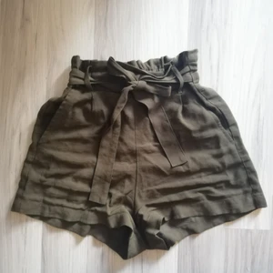 Shorts - Brun-gröna shorts i strl. 34. Använda några få gånger  och är i bra skick! Sitter åt fint i midjan🌻 Frakt tillkommer :) 