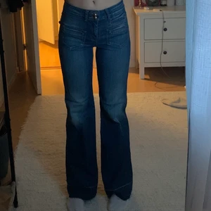 Jeans  - Skitsnygga blåa retro jeans med guldknappar!!! Står ingen storlek vad jag ser men skulle gissa på S eller W26-28. Jag är 173 cm.    Fraktkostnaden står köparen för😊