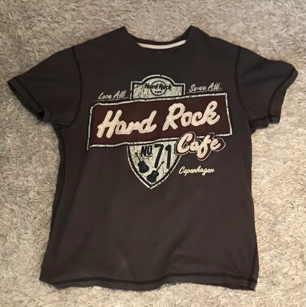 Mörkgrå tshirt med Hard Rock Café tryck storlek S. T-shirts.