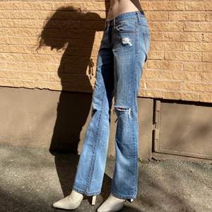 Ett par super snygga low waist jeans som sitter super fint på. Får tyvärr inte plats i garderoben längre. Budgivning om många är intresserade.