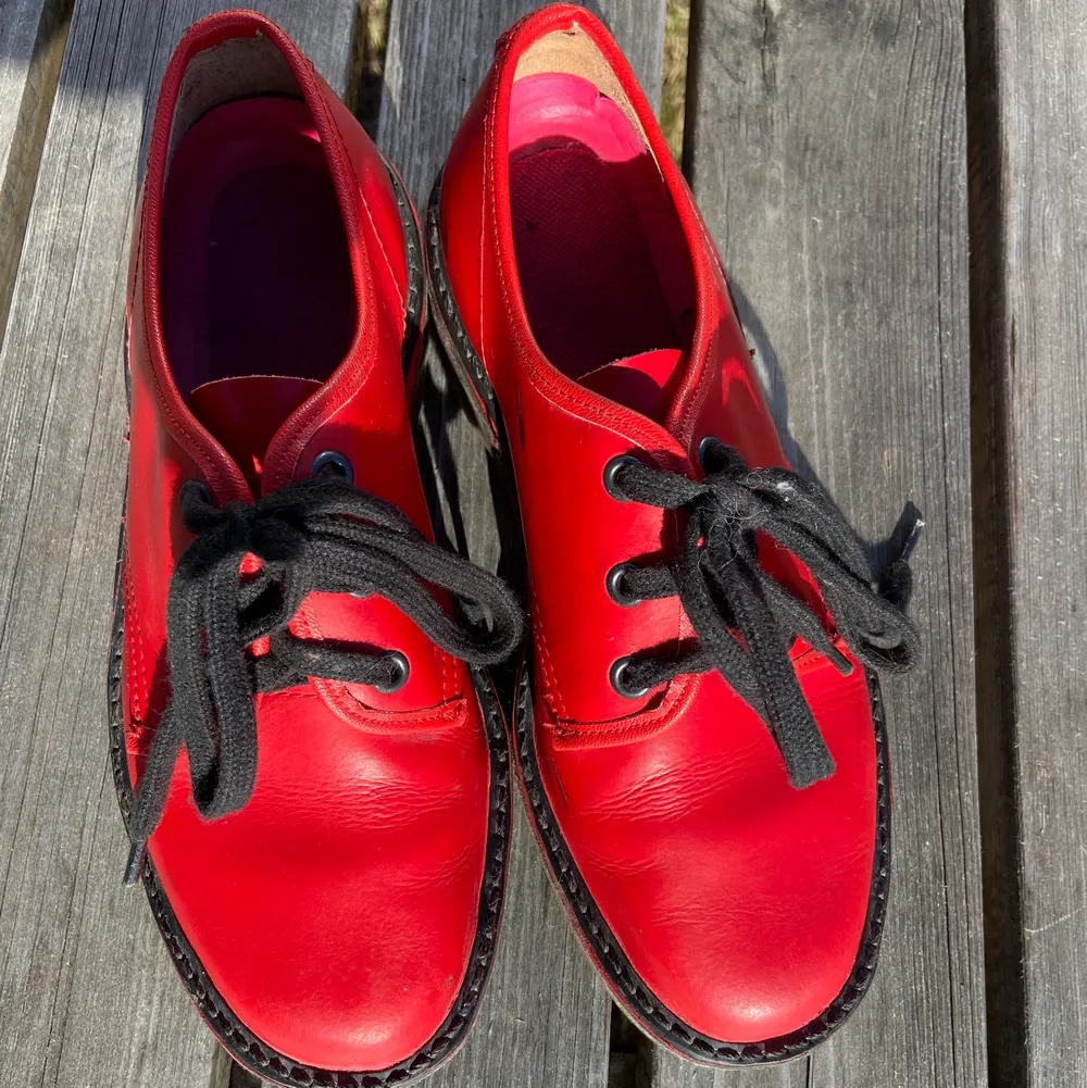 Supersöta röda skor. Har inte kommit till användning o har alldeles för många skor😋 Köpt på beyond retro i storlek 37❤️  Se bild 3 för någon missfärgning på ena skon... Skor.