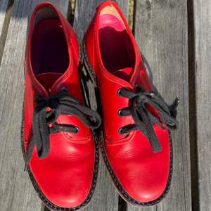 Supersöta röda skor. Har inte kommit till användning o har alldeles för många skor😋 Köpt på beyond retro i storlek 37❤️  Se bild 3 för någon missfärgning på ena skon..