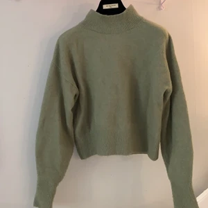 Other Stories tröja - Jättefin grön tröja från Other Stories som är fin till fest och vardags🤩 Den är som ny och jag säljer tröjan för att jag råkade beställa en storlek för liten och glömde skicka tillbaks den😅. Ny pris 390kr.          ❗️skriv till mig vid intresse❗️