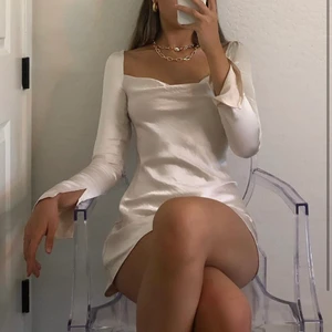 Satinklänning - Måste tyvärr sälja denna jättefina klänningen från Princess Polly då jag råkade beställa i fel storlek och den var alldeles för stor för mig. Den är endast testad på en gång därav priset. Den är i färgen vit-champagne 