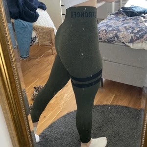 Träningstights stronger strl xs/s - Jättefina tights från stronger som inte är använda särskilt mycket. Upptäckte dock en maska som släppt på rumpan (bild 2), går säkert att snygga till för den händiga eller bara lämna det som det är. Jag har tyvärr inte sett något förens nu, därav det billiga priset. Tror inte dom säljs längre, spårbar frakt 51kr🥰💖