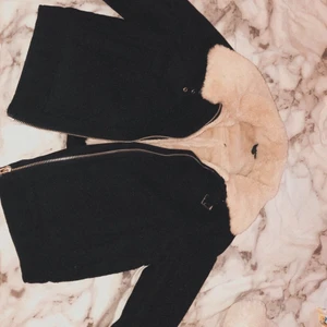 Jacka - Säljer nu min jacka som inte kommit så mycket till användning. Jackan är ursprungligen från H&M men köpte den här på plick.fler bilder går att lösa privat. Jackan är i väldigt fint skick.