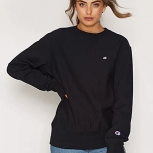 Champion tröja - Säljer nu min fina champion tröja! Den kommer i gott skick och sälja inte vad jag vet längre i butik. Strl XL men skulle rekommendera för någon med L/M/S🥰 Tar bara swish ✨