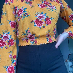 Sommar Topp - Hej! Säljer en jättefin tröja som är i bra skick. Den är köpt på h&m. Köparen betalar frakten (frakten ingår inte i priset)🥰