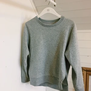 Crocker Apparel tröja - Grå collegetröja från Crocker Apparel. Mycket fint skick! Strl xs. Frakt tillkommer❤️