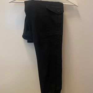 Cargobyxor - Frakten ingår inte i priset. Svarta cargobyxor från Cubus i storlek 34. Använda men fint skick. 