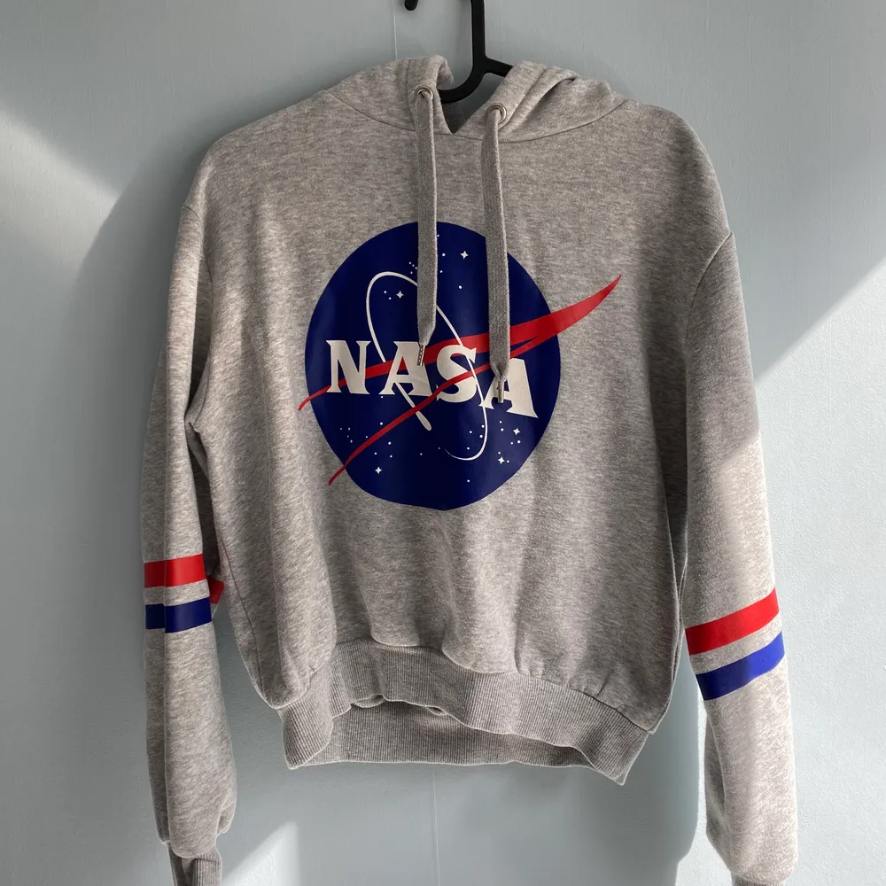 Cropped hoodie med Nasa tryck 🚀 perfekt nu till vår/sommar, när det blir lite kyligare på kvällen ✨ fluffig på insidan och så skön 🌟 har en liten fläck som knappt syns, men säljs därför billigt 💕 annars fint skick, passar perfekt till en kväll runt brasan ⛺️ 40kr+frakt, eller säljs med byxorna för 50kr+frakt!. Hoodies.