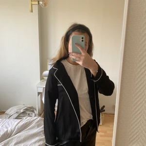 Overshirt/pyjamasskjorta - Skjorta i jättebra kvalitet från Anna Field, man kan ha den som overshirt eller pyjamas vilket som! Storlek S, betalning via swish och köpare står för frakten💚💞💛🌈💜💘